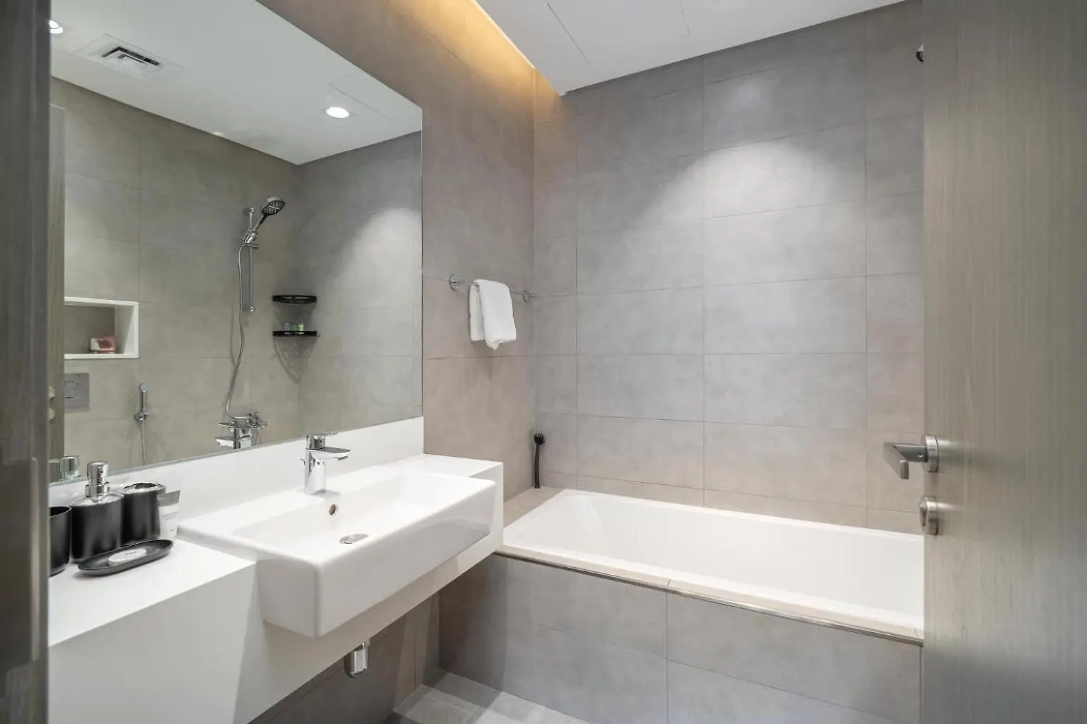 Weekly Rate - Centrally Located 1 Bed With Lagoon Access And Balcony In District One Dubai