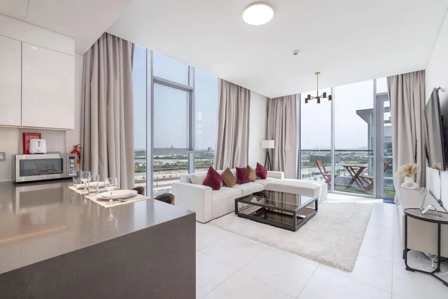 Weekly Rate - Centrally Located 1 Bed With Lagoon Access And Balcony In District One location