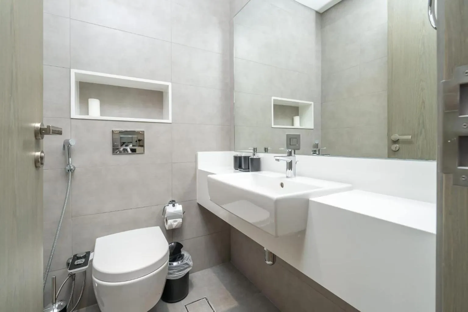 Apartment Weekly Rate - Centrally Located 1 Bed With Lagoon Access And Balcony In District One Dubai