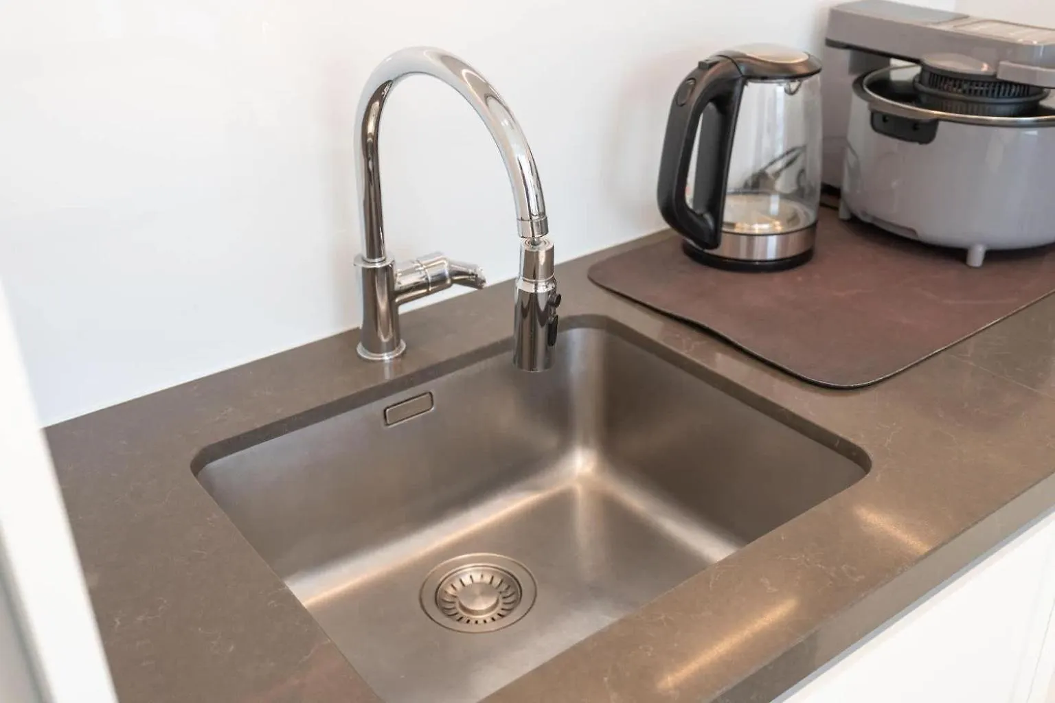Weekly Rate - Centrally Located 1 Bed With Lagoon Access And Balcony In District One Dubai Apartment