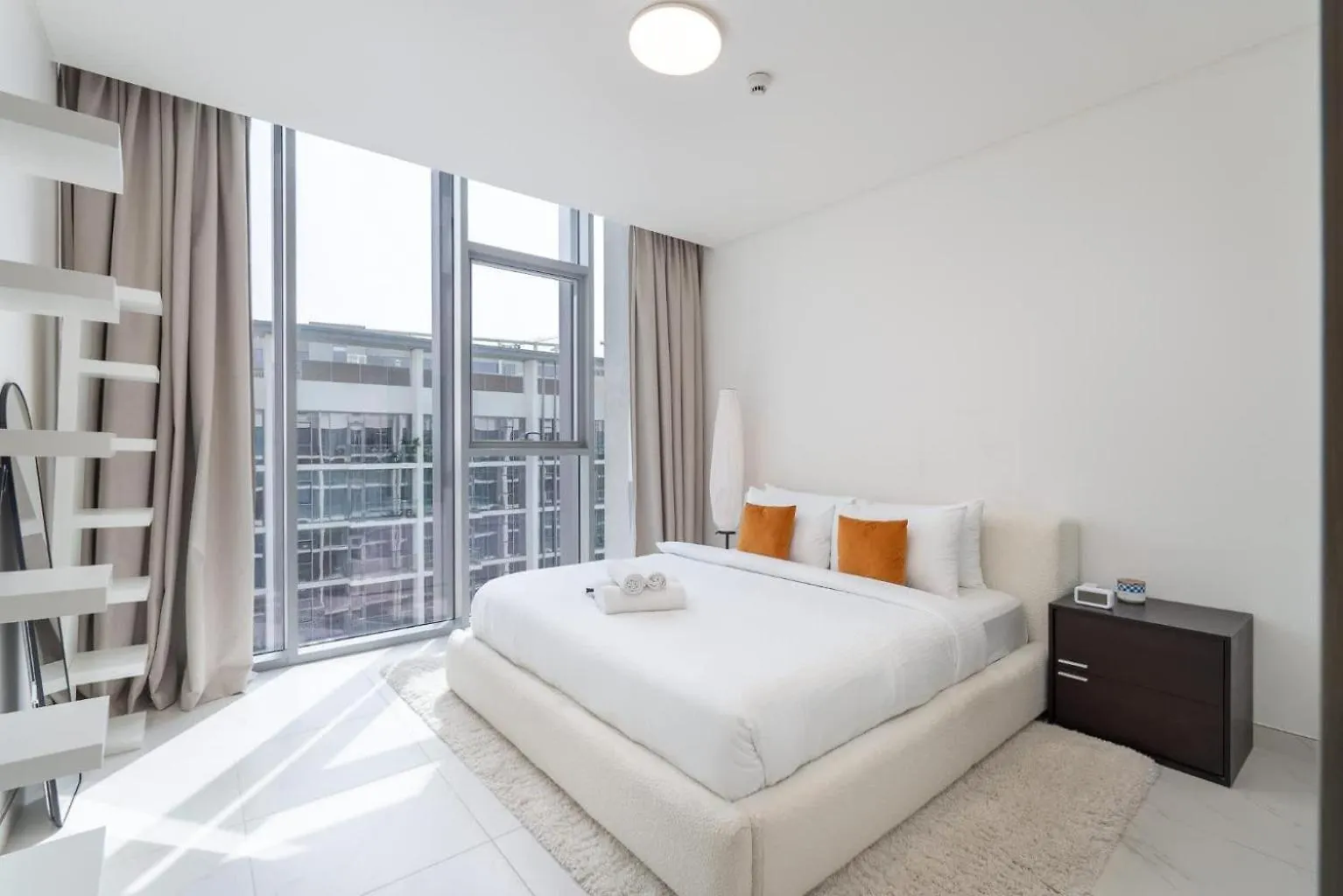 Weekly Rate - Centrally Located 1 Bed With Lagoon Access And Balcony In District One Dubai
