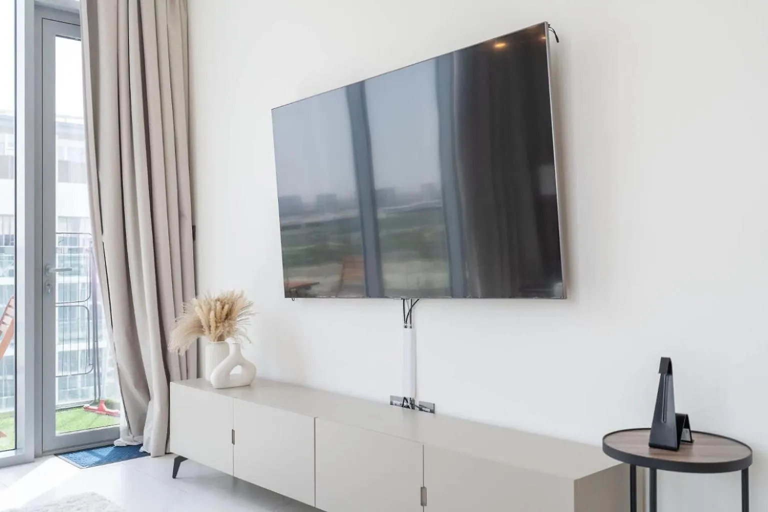 Apartment Weekly Rate - Centrally Located 1 Bed With Lagoon Access And Balcony In District One Dubai
