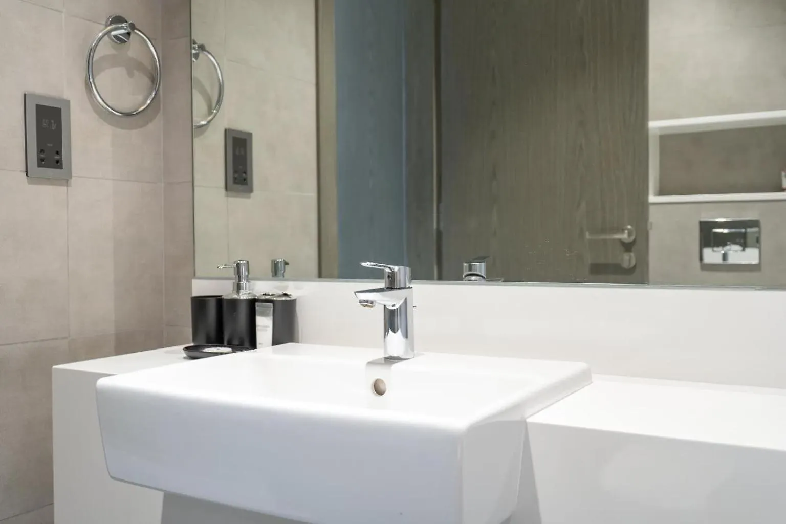 Apartment Weekly Rate - Centrally Located 1 Bed With Lagoon Access And Balcony In District One Dubai United Arab Emirates