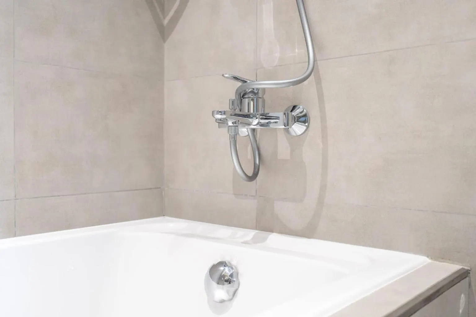 Weekly Rate - Centrally Located 1 Bed With Lagoon Access And Balcony In District One Dubai