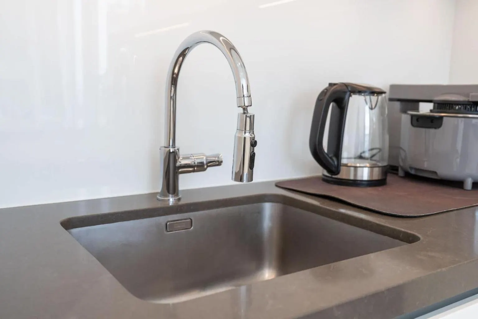 Apartment Weekly Rate - Centrally Located 1 Bed With Lagoon Access And Balcony In District One Dubai