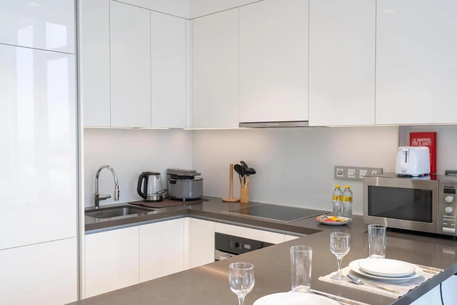 Weekly Rate - Centrally Located 1 Bed With Lagoon Access And Balcony In District One Dubai Apartment