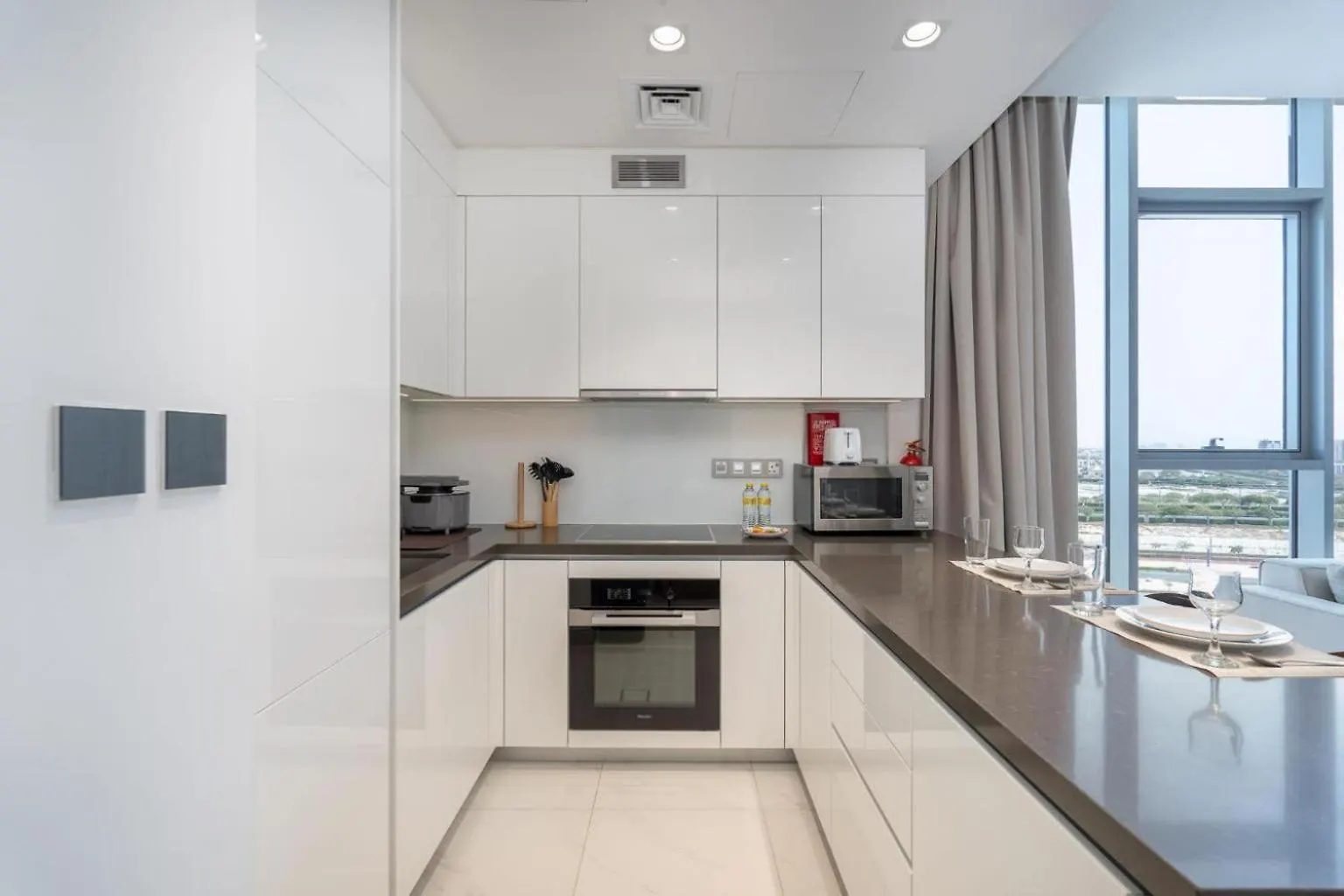 Apartment Weekly Rate - Centrally Located 1 Bed With Lagoon Access And Balcony In District One Dubai