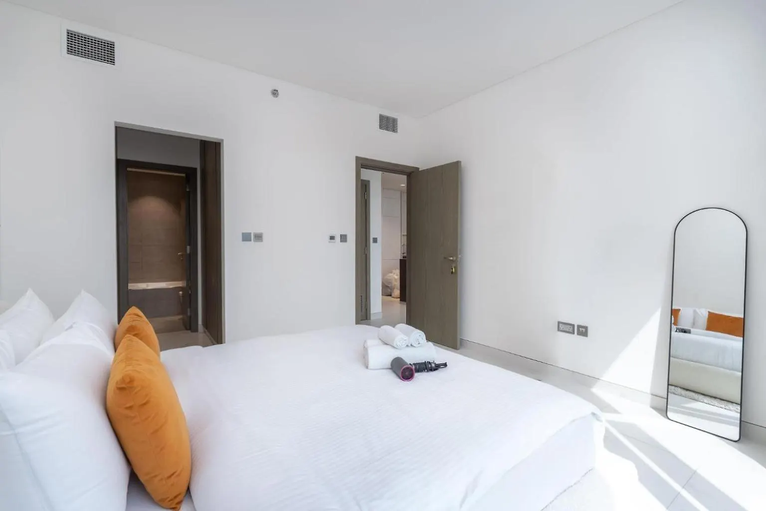 Weekly Rate - Centrally Located 1 Bed With Lagoon Access And Balcony In District One Dubai Apartment