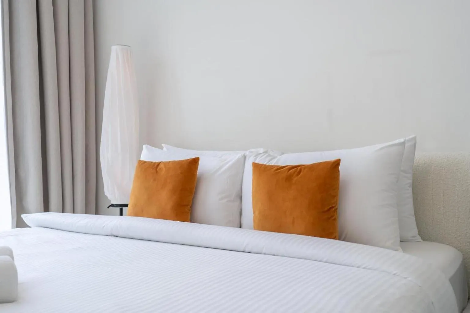 Weekly Rate - Centrally Located 1 Bed With Lagoon Access And Balcony In District One Dubai Apartment