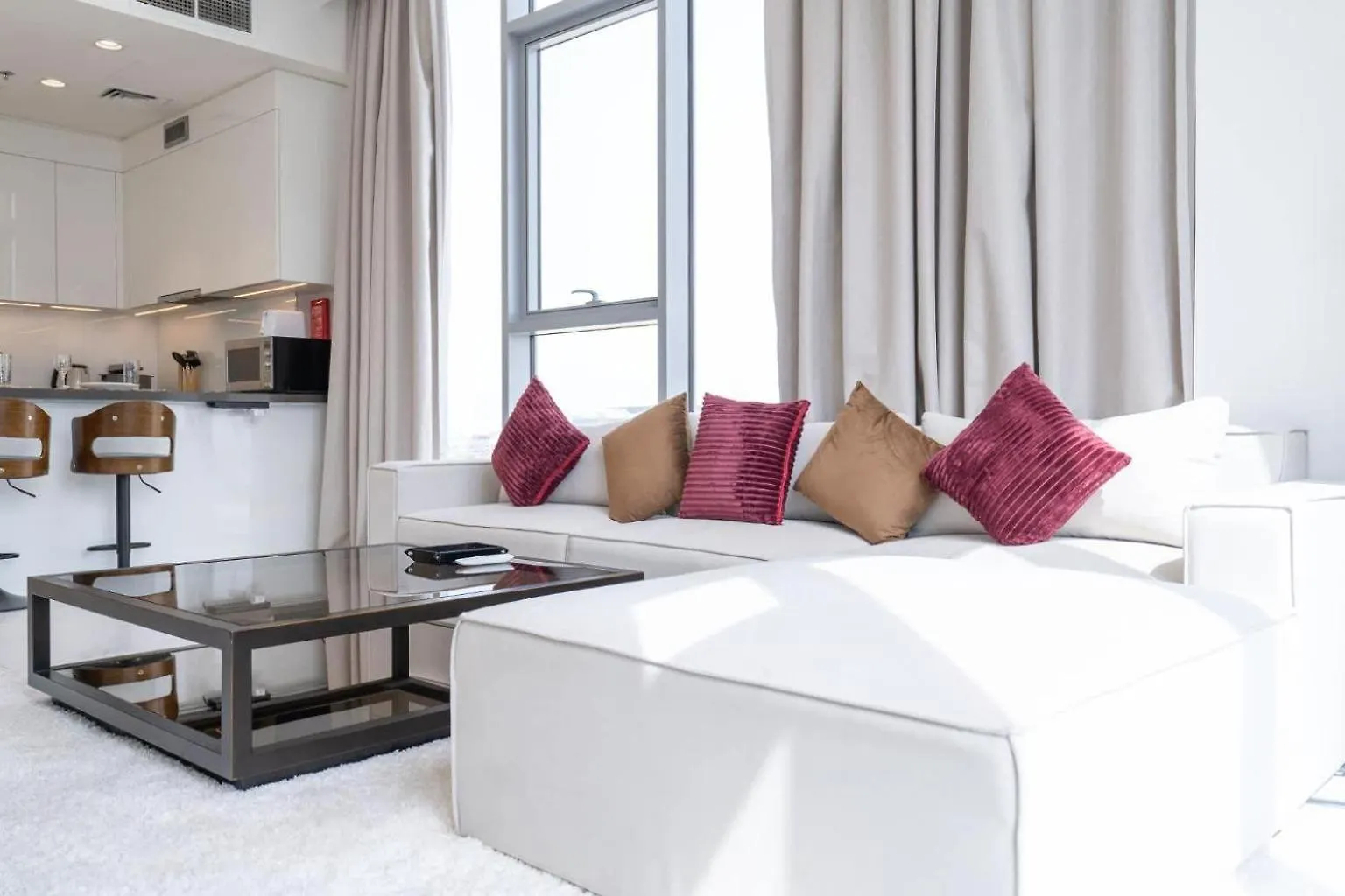 Weekly Rate - Centrally Located 1 Bed With Lagoon Access And Balcony In District One Dubai